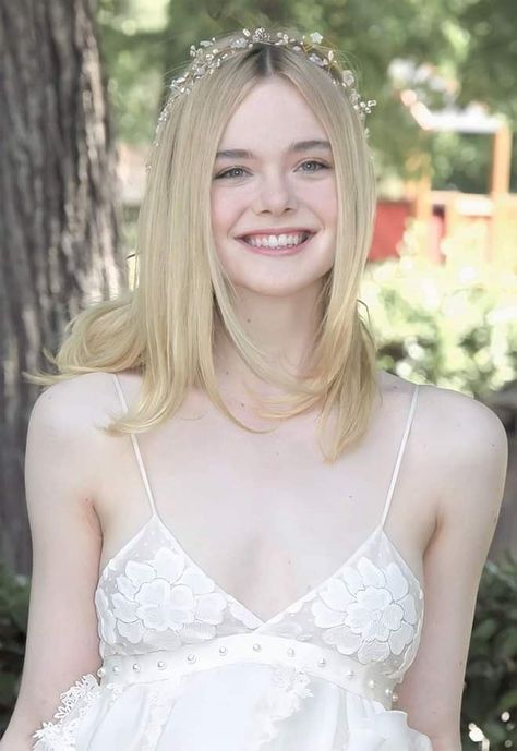 World Now Rise - Elle Fanning . Best action movie #cinema... Elle Fanning Hair, Ellie Fanning, Elle Fanning Style, Dakota And Elle Fanning, Child Star, Style Evolution, Anya Taylor Joy, Amazing Photo, Famous Girls