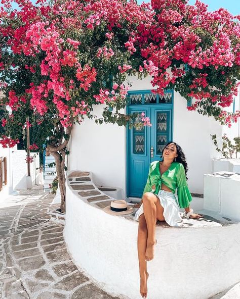 Greece Aesthetic Instagram, Greece Photo Poses, Greece Travel Photos, Greece Vacation Pictures, Paros Greece Photo Ideas, Paros Greece Outfit, Greece Family Photos, Corfu Greece Outfits, Crete Greece Photography