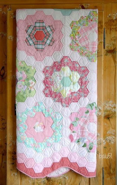 Epp Hexagons, Grandmothers Flower Garden Quilt, Grandmothers Flower Garden, Hexagon Quilts, Flower Garden Quilt, Hexie Quilt, English Paper Piecing Quilts, Pretty Quilt, Garden Quilt