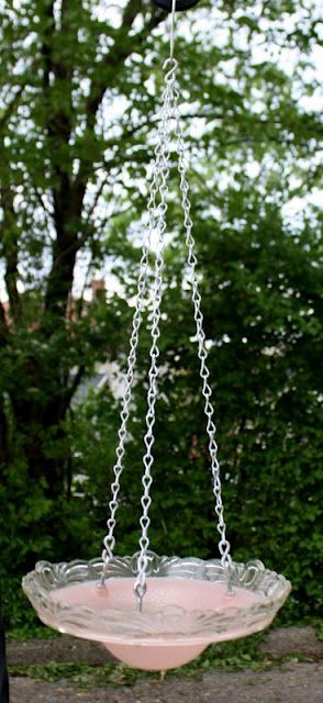 Lampshade Bird Bath - I happen to have one of these old shades in my shed. I know what project I will work on this weekend. Pottery Materials, Hanging Bird Bath, Glass Bird Bath, Best Bird Feeders, Glass Bird Feeders, Diy Bird Bath, Dinner Ware, Bird Baths, Glass Garden Art