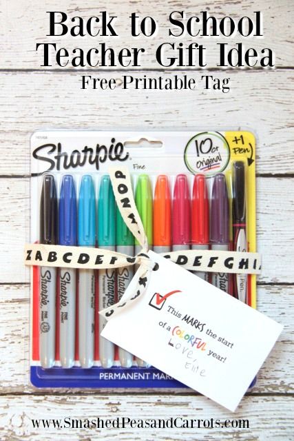 Back to School Sharpie Teacher Gift Idea and Free Printable // SmashedPeasandCarrots.com Fca Ideas, Teacher Happies, Sharpie Teacher Gift, Teach Gifts, Staff Treats, Free Gift Idea, Teacher Appreciation Gifts Diy, Back To School Gifts For Teachers, Teacher Craft