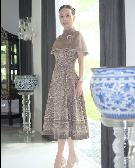 Thai Silk Dresses Modern, Silk Dresses Outfit, Batik Dress Modern, Thai Silk Dresses, Asian Style Dress, Traditional Thai Clothing, Traditional Dresses Designs, Thai Traditional Dress, Thai Silk