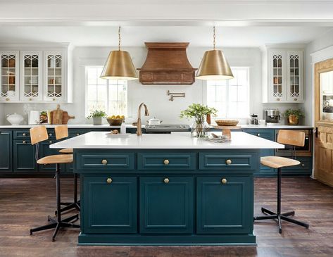 Blue Green Kitchen, Houses Design, Farmhouse Kitchen Remodel, White Kitchen Remodeling, Green Kitchen Cabinets, New Kitchen Cabinets, Classic Kitchen, Kitchen Farmhouse, Kitchen Cabinet Colors