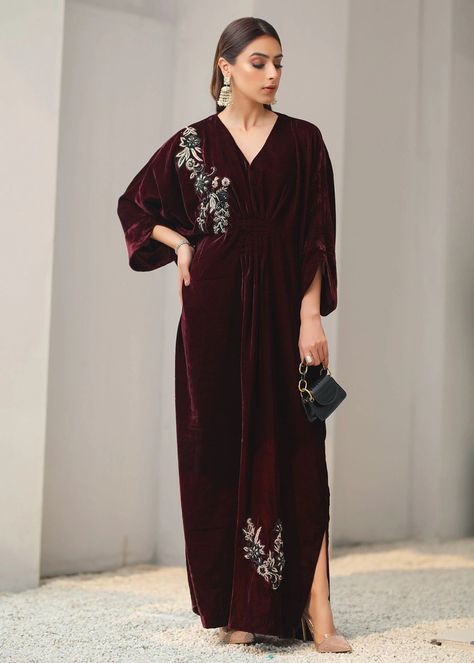 Pakistani Dresses Party, Kaftan Design, Asian Wedding Dress Pakistani, Purple Jasper, Kaftan Designs, Asian Wedding Dress, Velvet Dress Designs, Cotton Outfit, Mode Abaya