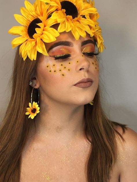 Daisy Costume, Teenage Halloween Costumes, Ideas Maquillaje, Make Carnaval, Yellow Makeup, Show Makeup, Flower Makeup, Makeup Portfolio, Face Art Makeup