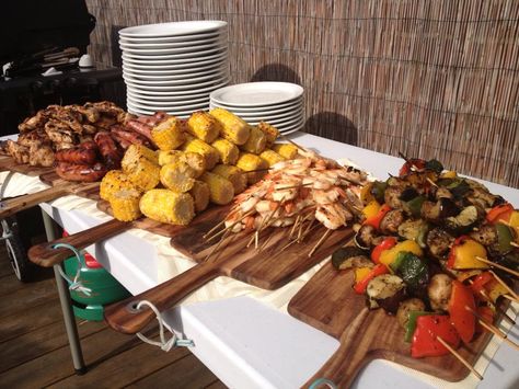 Wedding BBQ BUffet- SO Cute and great idea! Backyard Bbq Menu Ideas, Katering Pernikahan, Appetizers Wedding, Backyard Wedding Food, Wedding Food Catering, Wedding Food Display, Bbq Party Food, Bbq Buffet, Wedding Buffet Food