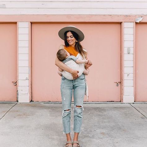 Outfits para mamás Breastfeeding Awareness Month, Foto Baby, Pretty Photos, Mama Bear, Mom Outfits, Future Baby, Mom Style, Pregnancy Photos, Baby Wearing