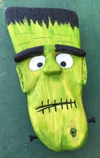 How to make this wood Frankenstein Face Halloween decoration. FREE step by step instructions. www.DIYeasycrafts.com Frankenstein Face, Christmas Carvings, Spooky Diy, Frankenstein Art, Halloween Crafting, Halloween Wood Crafts, Halloween Crafts Decorations, Frankenstein Halloween, Shop Projects