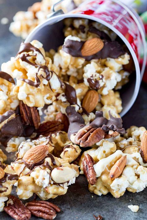 Fancy Popcorn, Coated Popcorn, Stop Snacking, Popcorn Recipes Easy, Moose Munch, Popcorn Mix, Popcorn Treats, Bebidas Do Starbucks, Popcorn Snacks