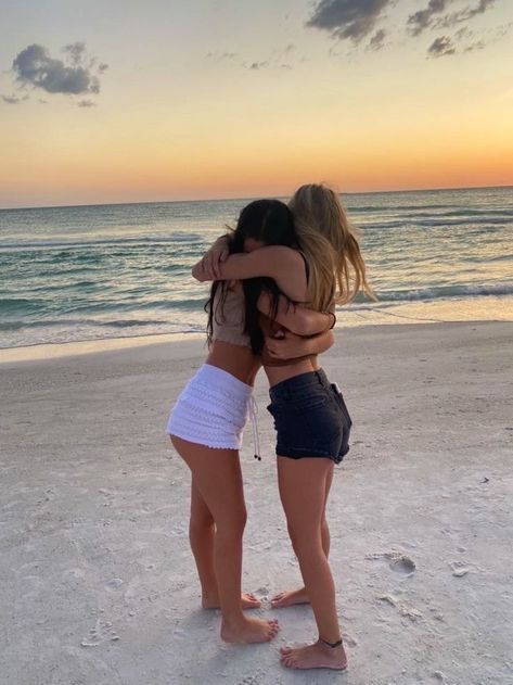 Beach Pictures With Friends, Best Beach Poses, Beach Pictures Ideas, Poses For Friends, Beach Vacation Pictures, Poses With Friends, Foto Best Friend, Beach With Friends, Group Photoshoot