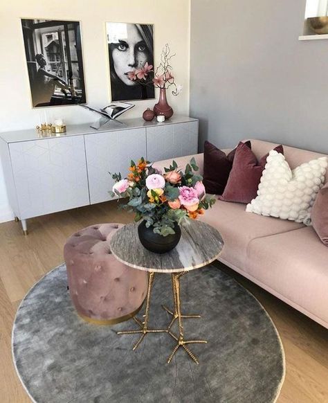 small round table with a vase and flowers on it Blush Pink Living Room, Small Modern Living Room, Modern Rooms, Pink Living Room, Living Room Decor Apartment, Modern Room, Apartment Living Room, Small Living Room, Modern Living