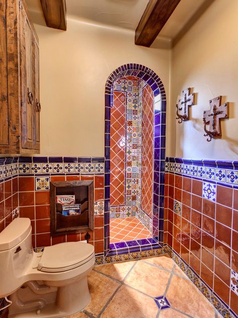 Mexican Style Bathroom, Spanish Style Interiors, Mexican Tile Bathroom, Spanish Style Bathrooms, Spanish Bathroom, Mexican Bathroom, Top Bathroom Design, Mexican Home Decor, Mexican Home