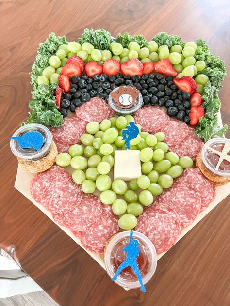 Baseball Charcuterie Board Ideas, Baseball Charcuterie Board, Baseball Charcuterie, Baseball Snacks, Baseball Theme Birthday, Baseball Theme Party, Baseball Park, Snack Board, Party Food Platters