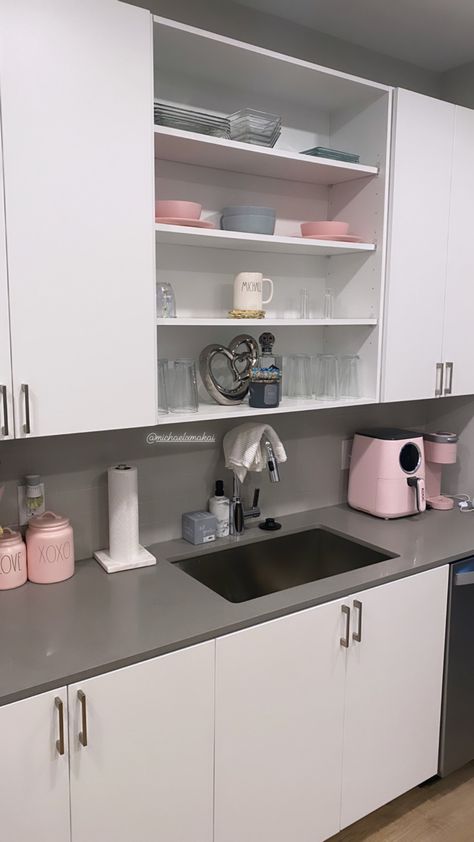 Kitchen Ideas Pink And Grey, Pink And White House Aesthetic, White Kitchen Pink Accents, Kitchen Pink Aesthetic, Pink Kitchen Apartment, Grey And Pink Apartment, Pink Theme Kitchen, Pink Themed Kitchen, Pink Apartment Aesthetic Kitchen