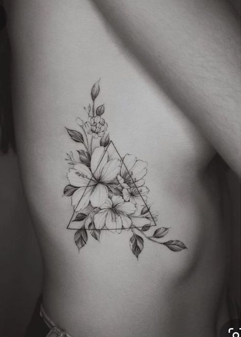 Womens Rib Tattoo, Tattoo On Ribs For Women, 1st Tattoo Ideas For Women, Rib Tats, Geometric Shape Tattoo, Herz Tattoo Klein, Geometric Flower Tattoo, Rosen Tattoo Frau, Rib Tattoos For Women