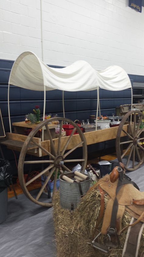 Wagon Table For Party, How To Make A Covered Wagon Table, Diy Covered Wagon Table, Country Western Parade Float, Covered Wagon Diy, Covered Wagon Table, Diy Covered Wagon, Western Themed Parade Floats, How To Make A Covered Wagon Project