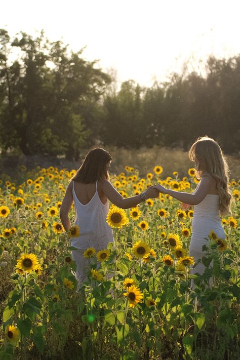 Sunflower Photoshoot Outfit Ideas, Photoshoot Ideas Outfits, Inspirational Photoshoot, Toronto Photoshoot, Sunflower Shoot, Sister Shoot, Sunflower Field Photography, Sunflower Field Pictures, Sunflower Photoshoot