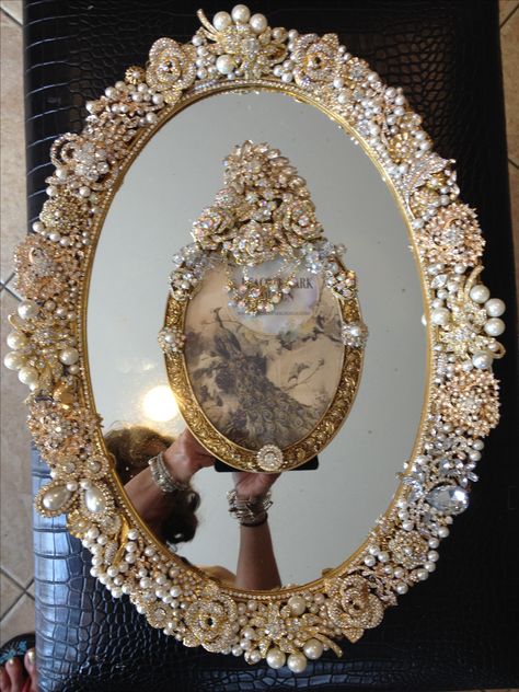 Jeweled Mirrors Ideas, Rhinestone Mirror, Jeweled Picture, Old Jewelry Crafts, Mirror Frame Diy, Vintage Jewelry Repurposed, Mirror Crafts, Junk Jewelry, Vintage Jewelry Crafts