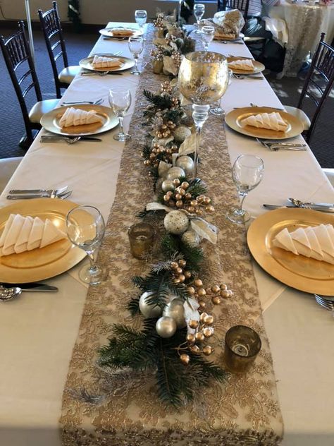 Christmas Gold Table Decorations, Christmas Table White And Gold, Table Settings Christmas Elegant, Gold And White Christmas Table, Gold Christmas Table, White And Gold Christmas Table Decor, White And Gold Christmas Table, Gold Christmas Table Decor, Christmas Lunch Table Setting