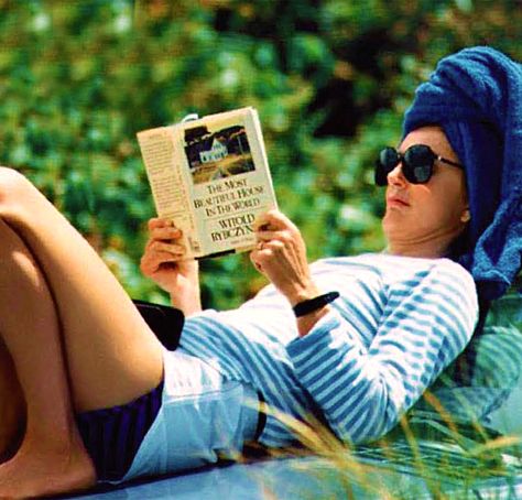 Jackie Kennedy sunbathing in Martha's Vineyard on her 60th birthday, 1989 Jackie O's, Aristotle Onassis, Jackie O Style, Jackie Onassis, Aurelie Bidermann, Pink Chanel, Jackie O, Intj, First Lady