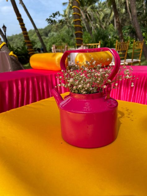 Diy Indian Centerpieces, Mehendi Table Decor Ideas, Sangeet Table Decor, Haldi Table Decoration, Haldi Centerpieces, Mehendi Centerpieces, Holi Decorations Ideas, Minimalist Mehndi, Indian Wedding Centerpieces