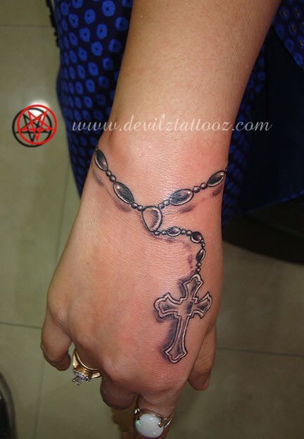 Rosary Tattoo On Hand, Rosemary Tattoo, Rosary Tattoos, Feminine Cross Tattoo, Cross Tattoo On Wrist, Tattoos Beautiful, Tattoo 3d, Tattoos Pinterest, Rosary Tattoo