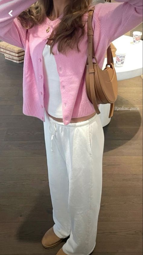 Linen Pants Outfit Fall, Uggs Brown, Pink Cardigan Outfit, White Linen Pants Outfit, Pink Top Outfit, Pink Linen Pants, Scandinavian Outfit, Brown Uggs, Linen Pants Outfit