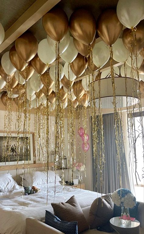 Balloons Bedroom Surprise, Birthday Party Decorations Balloons Ceilings, Balloon Filled Room, Surprise Party Aesthetic, Balloon Decoration In Room, Balloons On Ceiling, Golden Birthday Themes, Hotel Room Decoration, Golden Balloons