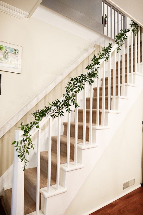 Wedding Staircase Decoration, Anthropologie Christmas Decor, Wedding Stairs, Stairs Christmas, Interior Design Living Room Warm, Wedding Staircase, Holiday House Tours, Stairs Renovation, Christmas Stairs