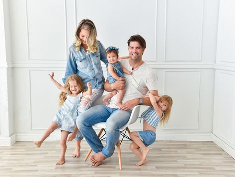 Family Portrait Studio, Background Family, Portraits Studio, Big Family Photos, Family Studio Photography, Family Photoshoot Poses, Family Portrait Poses, Family Photoshoot Outfits, Hollywood Studio