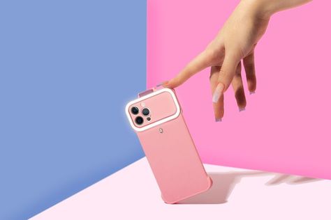 hand resting finger on pink iphone case with selfie light. pink and blue background Tech Product Photography Ideas, Product Photography Phone, Phone Case Photography Ideas, Creative Product Shoot, Product Photo Ideas, Photo Ideas Creative, Tech Photography, Photography Ideas Creative, Indoor Shoot