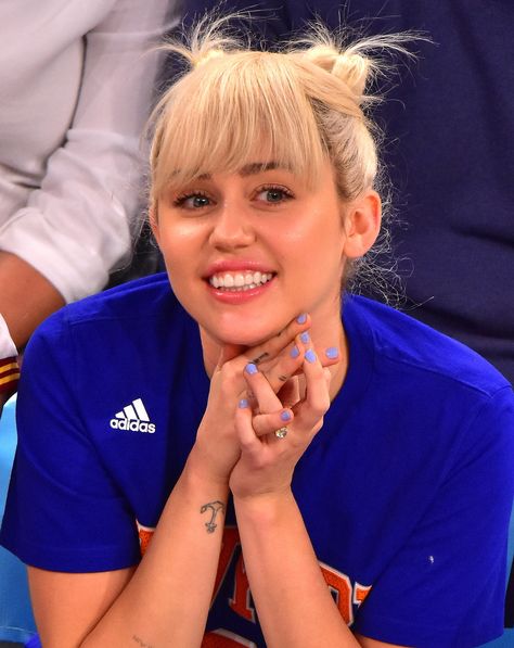 Miley Cyrus Casually Flaunts Her Engagement Ring at a Basketball Game With Her Sister Miley Cyrus Engagement Ring, Miley Cyrus 2016, Miley Cyrus Show, Miley Stewart, Entertainment News Celebrities, Liam Hemsworth, Hannah Montana, Bagan, Family Outing