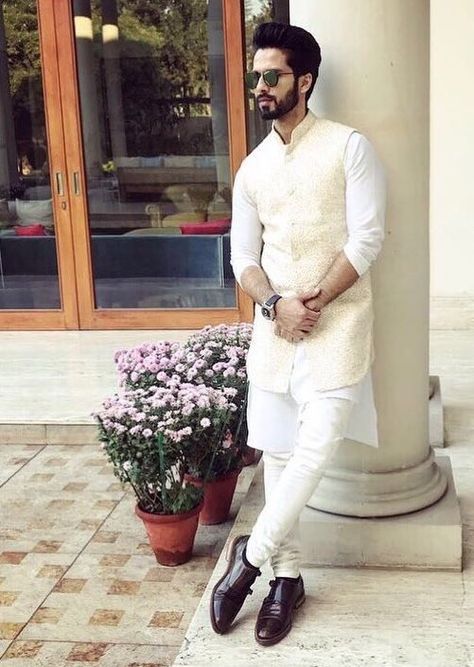 Sadri Kurta For Men Wedding White, Shahid Kapoor Kurta Style, Kurta Bandi For Men, Off White Kurta For Men, Shahid Kapoor Kurta, Shahid Kapoor Wedding, Kunal Rawal, Rakhi Special, Mens Indian Wear