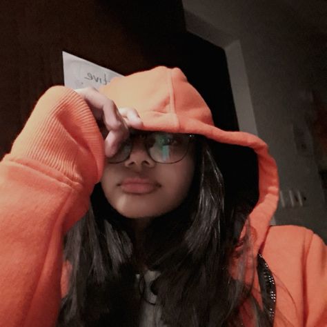 Hoodie Selfie Ideas Snapchat, Hoodie Selfie Instagram, Hoodie Selfie Ideas, Hoodie Picture Ideas, Hoodie Poses Instagram, Selfie Ideas No Face, Selfie Ideas Snapchat, Hoodie Poses, Selfie Hoodie