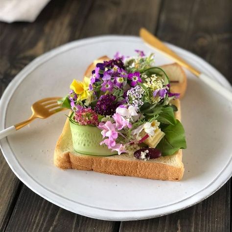 Garden Toast, Eating Flowers, Flower Recipe, Edible Flowers Recipes, Culinary Cooking, Vegetarian Sandwich, Flower Food, Food Journal, Food Decoration