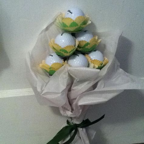 Golf ball bouquet for Father's Day!! Golf Ball Bouquet Gift Ideas, Golf Bouquets, Golf Ball Bouquet, Golf Ball Flowers, Ball Bouquet, Golf Birthday Gifts, Golf Ball Gift, Golf Ball Crafts, Indoor Golf