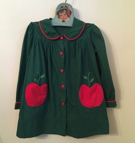 "1940's Lilliputian Bazaar Best & Co. pine green cotton girl's smock/shirt with red piping and buttons features two appliquéd apples that double as pockets-too cute! Wonderful smocking at the chest and sleeves. Made from cotton and in excellent condition. Made by Best & Co./ Liliputian Bazaar Shoulders 11\" across Chest 33\" Waist 44\" Hips 46\" Arm length from top of shoulder to cuff 16\" Armhole 5.5\" Overall length 20.5\" Vintage garments have been previously worn and lovingly cared f Apple Pockets, Smock Shirt, Girls Smock, Pine Green, Girls Jacket, Green Cotton, Boho Hippie, Look Cool, Pretty Outfits