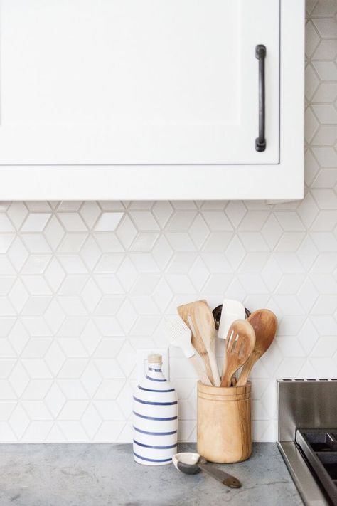 San Francisco Soul designed by VIF Studio | est living White Kitchen Splashback, Kitchen Splashback Tiles, Geometric Kitchen, Mosaic Backsplash Kitchen, Tile Splashback, White Kitchen Backsplash, White Kitchen Tiles, Kitchen Backsplash Designs, Splashback Tiles