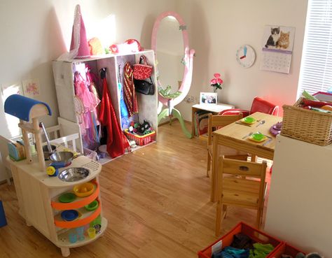 Home corner...love the dress-up space and the labeled food containers. Role Play Areas, Play Corner, Home Corner, Dramatic Play Preschool, Dramatic Play Area, Toddler Playroom, Dramatic Play Centers, Home Daycare, Play Spaces