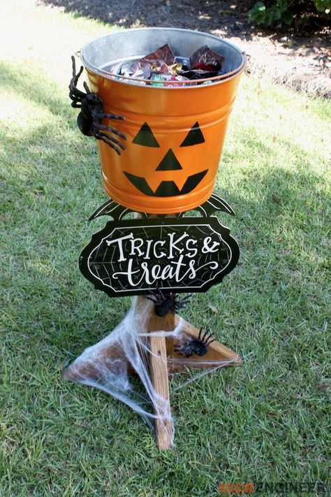 DIY Halloween Candy Stand | Try making this awesome project for handing out candy on Halloween night! Halloween Candy Stand, Diy Halloween Candy, Pasteles Halloween, Halloween Camping, Halloween Candy Bowl, Candy Stand, Halloween Wood Crafts, Adornos Halloween, Dekor Diy