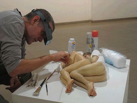 Ron Mueck, Santa Fe Artists, Sculpture Images, Crazy Stuff, Johannes Vermeer, Dutch Painters, Hyperrealism, Make Photo, Underworld