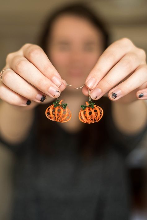 Local artist, Paige Moreland takes us through how to create our own paper quilled pumpkin earrings! This easy Fall craft can be done by anyone. Diy Quilling Earrings, Diy Quilling Crafts, Make Your Own Paper, Paper Quilling Jewelry, Paper Quilling Patterns, Quilling Earrings, Quilled Jewellery, Quilling Tutorial, Easy Fall Crafts