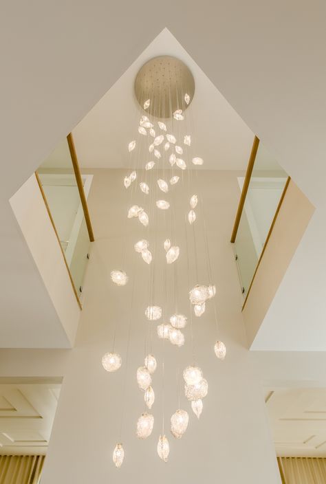 Combining both natural elements of the crystal shimmer of the sea and the life therein. Our Crystal Shell fixture recreates a flow only seen in nature. Tailored to fit this grand foyer, our one-of-a-kind fixture towers into the air with the most subtle intrigue, combined seamlessly into the surrounding architecture. #lighting #brooklyn #newyork #chandelier #interiordesign #lightingfixture #homedecor #luxury #style #modern #architecture #handblown #modernlighting #architonic #foyerchandelier Staircase Pendant Lighting, Traditional Entryway, High Ceiling Lighting, Stairwell Lighting, Foyer Lighting Fixtures, Wavy Edges, Halloween Front Porch Decor, Custom Chandelier, Staircase Lighting