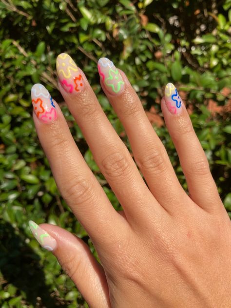 Funky Flower Nails, Spongebob Flowers Nails, Spongebob Inspired Nails, Bright Flower Nails, Spongebob Nails Designs, Hippie Nail Designs, Hawaii Nail Designs, Fun Bright Nails, Coconut Girl Nails