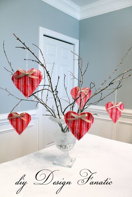 Valentine Stuff, Saint Valentin Diy, Valentines Bricolage, Vintage Hearts, Valentine Centerpieces, Decoration Vitrine, Valentinstag Party, Diy Valentines Decorations, Creative Valentines