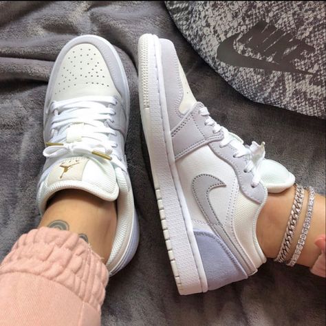 Jordan Retro 1 Mujer, Air Jordan 1 Low Paris, Jordan 1 Low Paris, Jordan 1 High Outfit, Shoes Wallpaper, Air Force Shoes, Nike Boots, Jordan Shoes Girls, Custom Nike Shoes