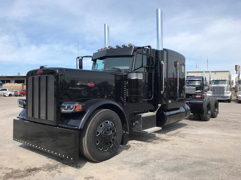 McKinney's Long & Talls on Instagram: “interior*For Sale*  2020 Peterbilt 389. Murdered out. 565 hp, 2050 torque, 18 speed, air ride front end, low low air leaf suspension,…” Peterbilt 389 Flat Top, Semi Truck Parts, Murdered Out, Instagram Thoughts, Peterbilt 389, Truck Driving, Video Call With Boyfriend Screen Photo, Custom Big Rigs, Truck Interior