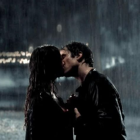 Rain Kiss, Elena Damon, Tvd Aesthetic, Damon Elena, Damon And Elena, The Vampire Diaries 3, Vampire Diaries Movie, Kissing In The Rain, Vampire Diaries Guys