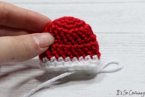 Beanie Ornament, Mini Beanie, Crochet Christmas Ornaments Free, Crochet Ornament Patterns, Crochet Beanies, Decorated Gift Bags, Crochet Xmas, Crochet Christmas Decorations, Crochet Ornaments