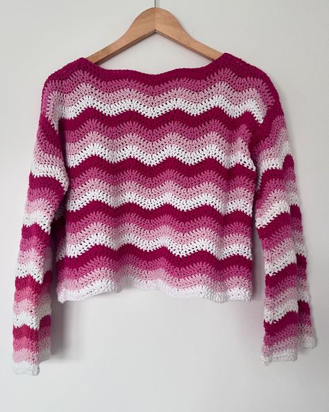 🌊 Ripple stitch sweater 🌊 Langat: Viking garn väreissä 464,465,466 ja 400 Tän toteutuin ilman ohjetta, etin kivan kuvion ja lähdin rakentamaan alhaalta ylöspäin. Tätä oli ihan super kiva tehdä, ehkä yks mun lempparikuvioista virkata! 🥓 #crochet #crocheting #ripplestitch #stitchinspiration Crochet Ripple Sweater, Ripple Stitch Sweater, Ripple Stitch, Stitch Sweater, Crochet Inspo, Crochet